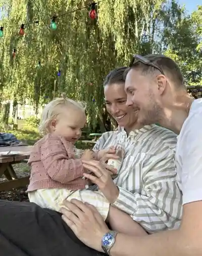 Liv, Majken og Christian i haven under et piletræ
